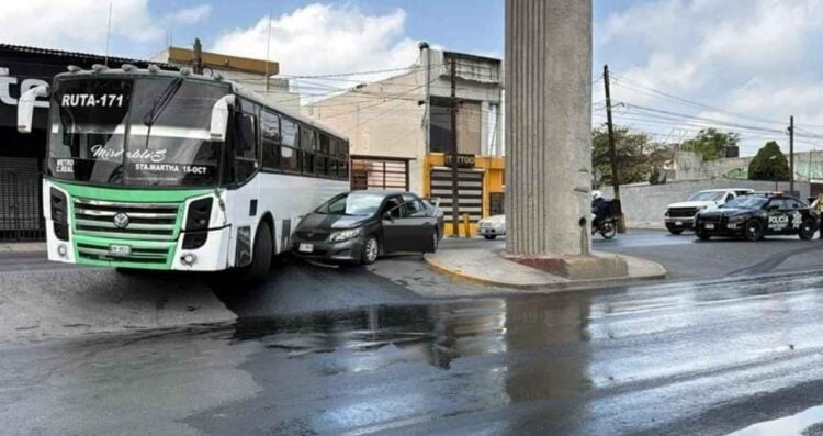 Unidad de transporte choca contra automóvil en Monterrey, Nuevo León