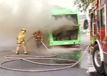 VIDEO: Camión urbano arde sobre Avenida Benito Juárez en Guadalupe, NL