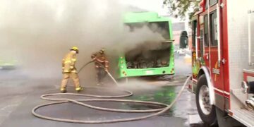 VIDEO: Camión urbano arde sobre Avenida Benito Juárez en Guadalupe, NL