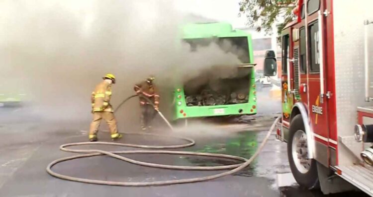 VIDEO: Camión urbano arde sobre Avenida Benito Juárez en Guadalupe, NL