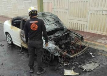 Vehículo se incendia mientras circulaba en avenida de Monterrey, Nuevo León