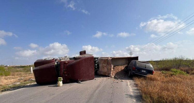 Volcadura de camión deja tres personas lesionadas en Matamoros, Tamaulipas