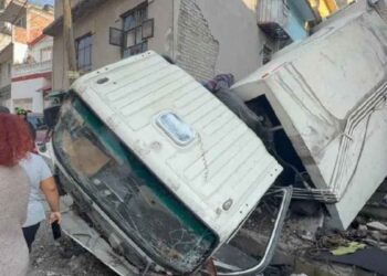 Volcadura de camión deja una mujer sin vida y un lesionado en Naucalpan, Estado de México
