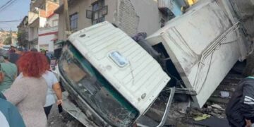Volcadura de camión deja una mujer sin vida y un lesionado en Naucalpan, Estado de México