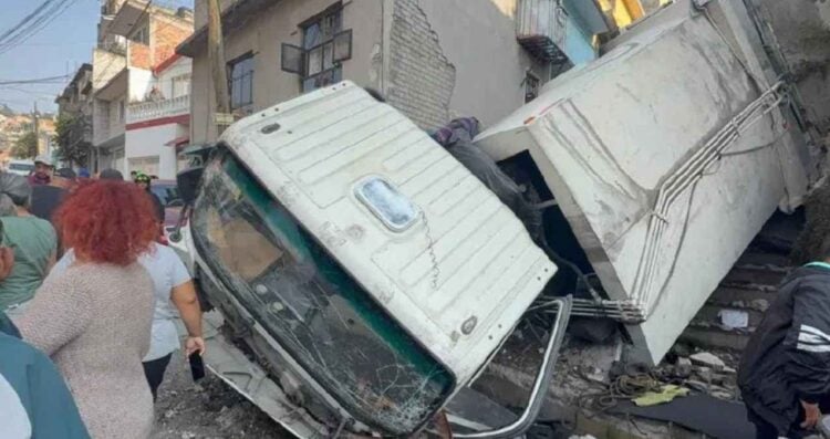 Volcadura de camión deja una mujer sin vida y un lesionado en Naucalpan, Estado de México