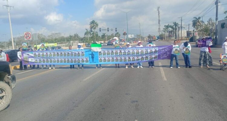 carretera cerrada por manifestación en Altamira