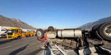 _volcadura de tráiler en la Saltillo a Monterrey