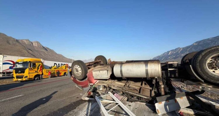 _volcadura de tráiler en la Saltillo a Monterrey