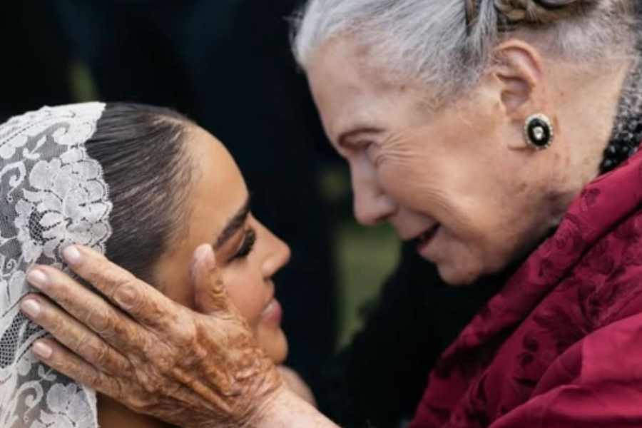 Ale Capetillo honra a su abuela en la Feria de Sevilla con un traje inspirado en su historia
