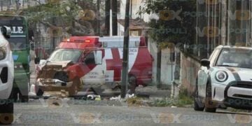 Ambulancia de Cruz Roja queda fuera de servicio tras chocar con autobús en Tampico, Tamaulipas