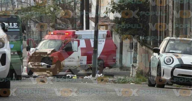 Ambulancia de Cruz Roja queda fuera de servicio tras chocar con autobús en Tampico, Tamaulipas