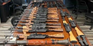 Aseguran un lanzacohetes y decenas de armas en cruce fronterizo con Nogales, México