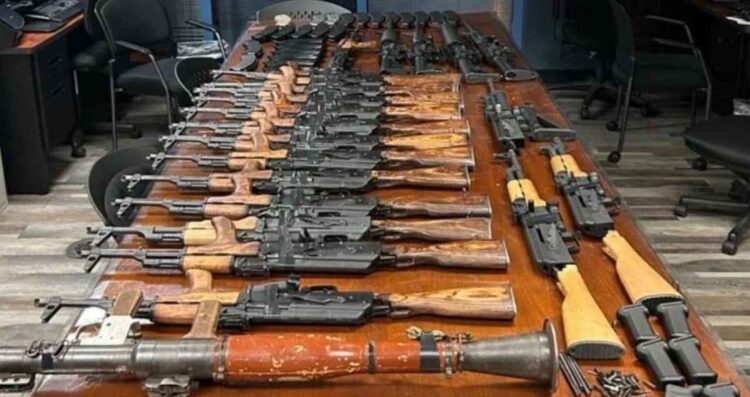 Aseguran un lanzacohetes y decenas de armas en cruce fronterizo con Nogales, México