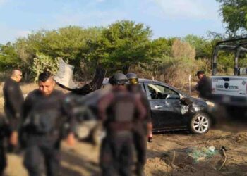 Así fue el momento exacto en el que la Guardia Estatal auxilió a dos mujeres tras sufrir volcadura en Abasolo, Tamaulipas