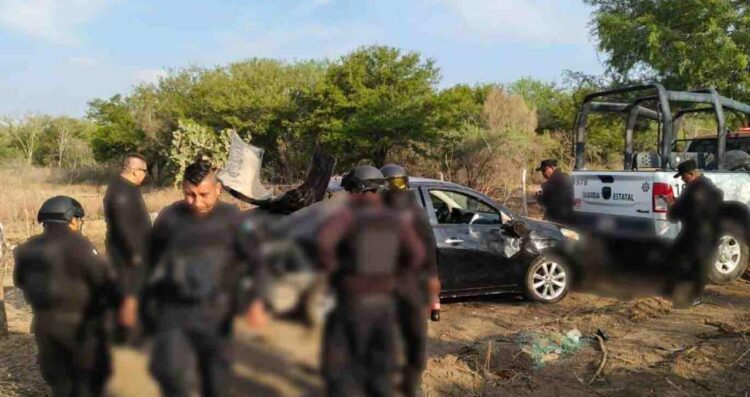 Así fue el momento exacto en el que la Guardia Estatal auxilió a dos mujeres tras sufrir volcadura en Abasolo, Tamaulipas