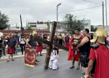 Así se vivió el Viacrucis de la parroquia Santa María Goretti en Monterrey, Nuevo León