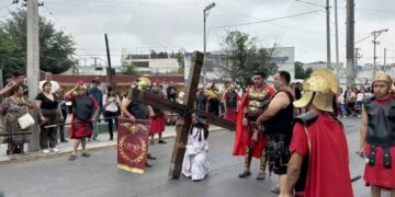 Así se vivió el Viacrucis de la parroquia Santa María Goretti en Monterrey, Nuevo León