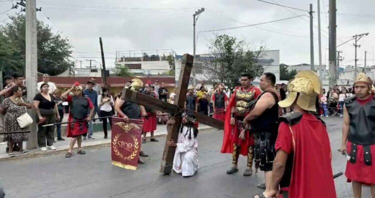 Así se vivió el Viacrucis de la parroquia Santa María Goretti en Monterrey, Nuevo León