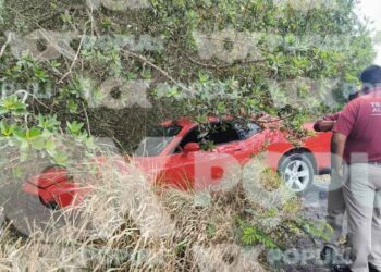 Auto deportivo termina fuera del camino tras choque múltiple en Altamira, Tamaulipas