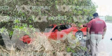 Auto deportivo termina fuera del camino tras choque múltiple en Altamira, Tamaulipas