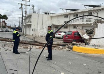 Autobús de Transpais derriba estructura y daña vehículos en Reynosa, Tamaulipas