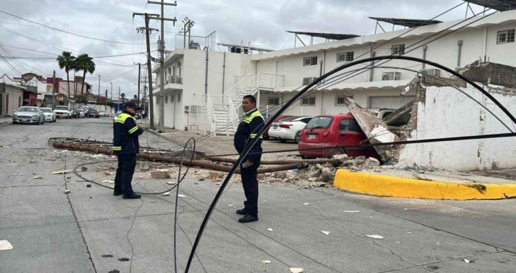 Autobús de Transpais derriba estructura y daña vehículos en Reynosa, Tamaulipas