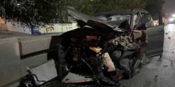 Automovilista abandona su camioneta tras chocar en la avenida Garza Sada en Monterrey, NL