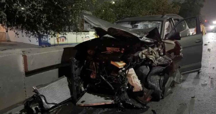 Automovilista abandona su camioneta tras chocar en la avenida Garza Sada en Monterrey, NL