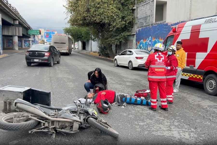 Automovilista derrapa y embiste a motociclista en avenida Fidel Velázquez al norte de Monterrey, NL