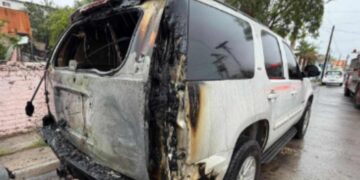 Cable de energía cae sobre autos y provoca incendio en Matamoros, Tamaulipas