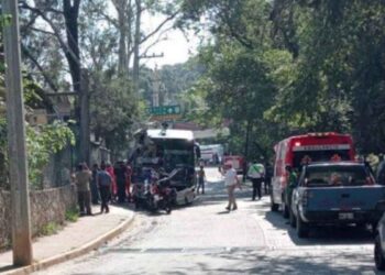 Camión de pasajeros se queda sin frenos, embiste autos y deja varios lesionados en el Estado de México