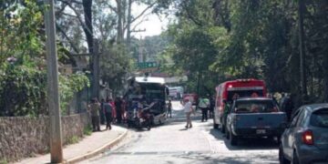 Camión de pasajeros se queda sin frenos, embiste autos y deja varios lesionados en el Estado de México