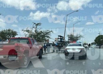 Camión de transporte choca contra autos estacionados y proyecta uno al canal de desagüe en Reynosa, Tamaulipas