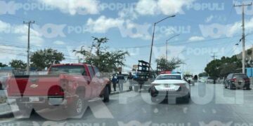 Camión de transporte choca contra autos estacionados y proyecta uno al canal de desagüe en Reynosa, Tamaulipas