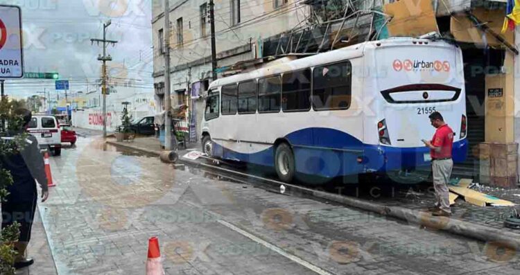 Camión se sube a la banqueta y derriba marquesina en Tampico, Tamaulipas