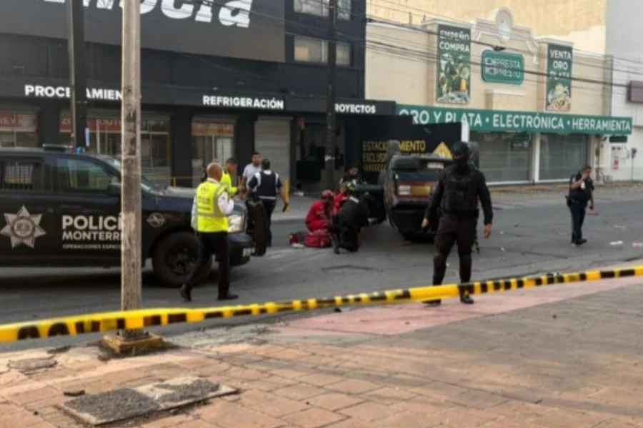 Camioneta de valores choca y vuelca en Monterrey, Nuevo León; hay 2 heridos