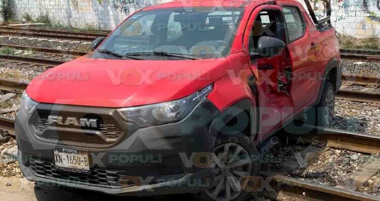 Camioneta es impactada por el tren en cruce de Miramar, en Altamira, Tamaulipas