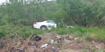 Camioneta huye tras provocar accidente en Libramiento Emilio Portes Gil en Matamoros, Tamaulipas