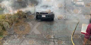 Camioneta se incendia en el Corredor Urbano de Altamira, Tamaulipas