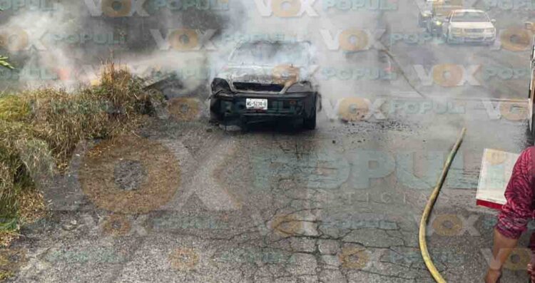 Camioneta se incendia en el Corredor Urbano de Altamira, Tamaulipas