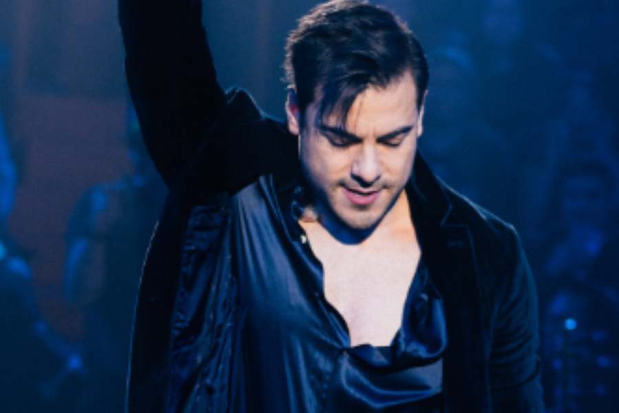 Carlos Rivera sorprende con cover Mariachi de Taylor Swift