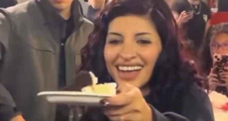 Cazzu regala pastel a sus fans en Chicago