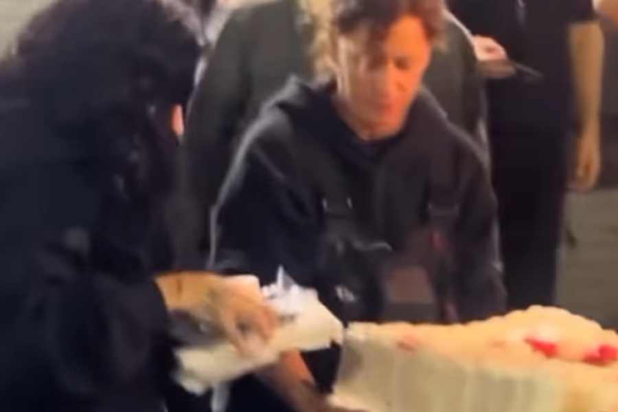 Cazzu regala pastel a sus fans en Chicago