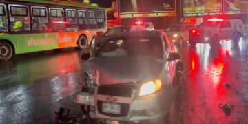 Choque entre auto y camión urbano deja daños materiales en San Pedro, Nuevo León