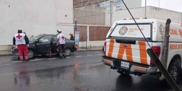 Choque por pavimento mojado deja a una mujer lesionada en Monterrey, Nuevo León
