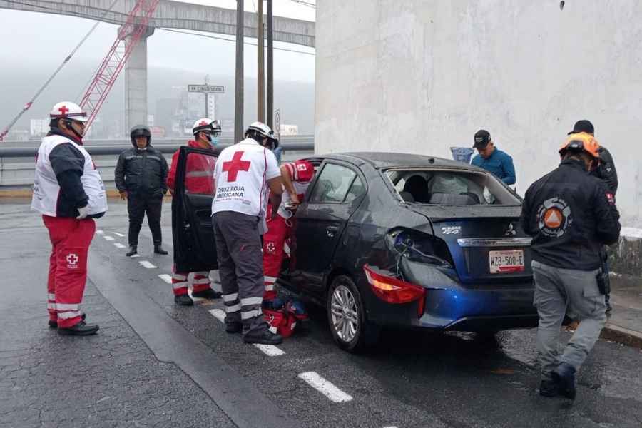 Choque por pavimento mojado deja a una mujer lesionada en Monterrey, Nuevo León