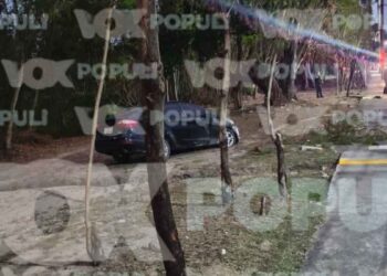 Conductor a exceso de velocidad choca contra poste de CFE en Tampico, Tamaulipas