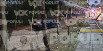 Conductor a exceso de velocidad choca contra poste de CFE en Tampico, Tamaulipas