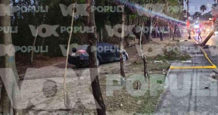 Conductor a exceso de velocidad choca contra poste de CFE en Tampico, Tamaulipas