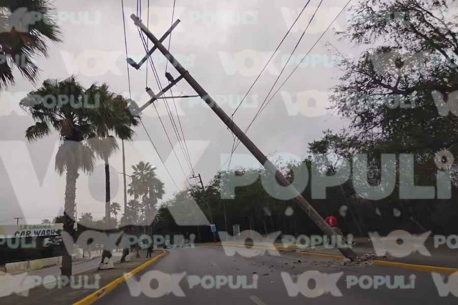 Conductor a exceso de velocidad choca contra poste de CFE en Tampico, Tamaulipas